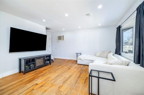 258 Benson Ave, Elmont, NY, 11003-2317 | Card Image