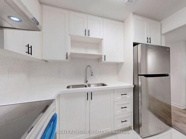 125 Maria Rd, House attached with 2 bedrooms, 1 bathrooms and 1 parking in Markham ON | Image 4