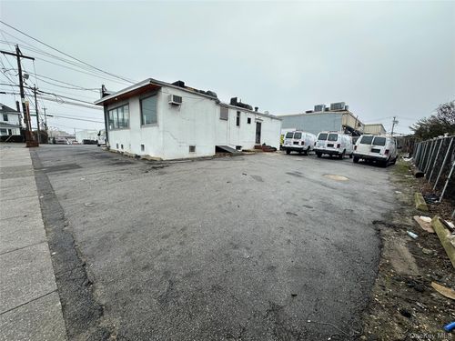 267 Burnside Ave, Lawrence, NY, 11559-1111 | Card Image