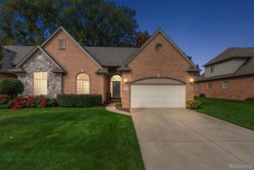 51817 Stoneridge Dr, Shelby Twp, MI, 48316-3884 | Card Image