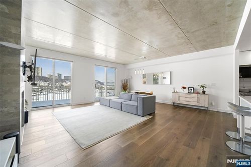 1077 River Rd, Edgewater, NJ, 07020-1358 | Card Image