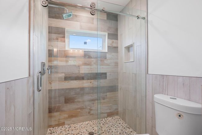 jack and jill bathroom on level 3 | Image 34