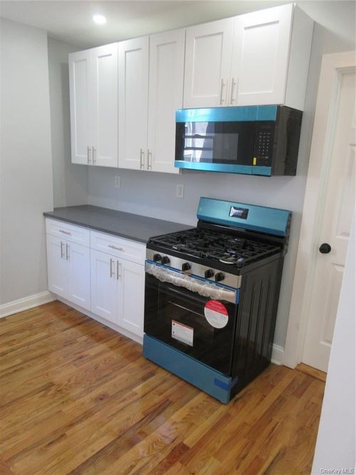 fl-2-949 E 213th Street, New York, NY, 10469 | Card Image