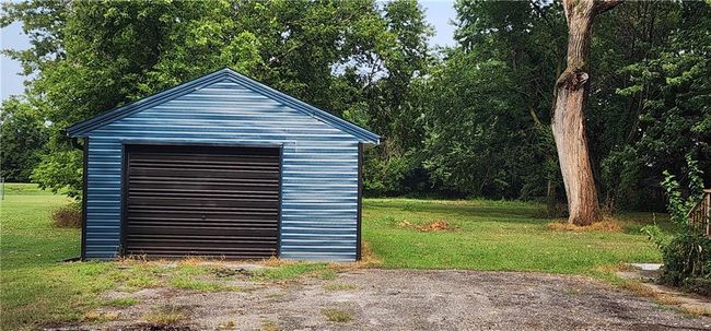 Garage with a lawn | Image 7
