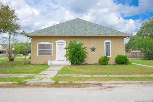301 Jefferson Dr, Devine, TX, 78016-2547 | Card Image