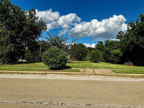 410 N East St, Seymour, TX, 76380-2132 | Card Image