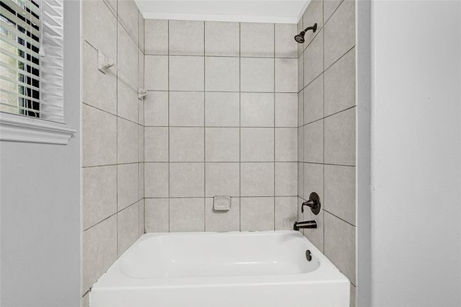 9002 Saint Laurent Ln, House other with 3 bedrooms, 2 bathrooms and 2 parking in Houston TX | Image 16