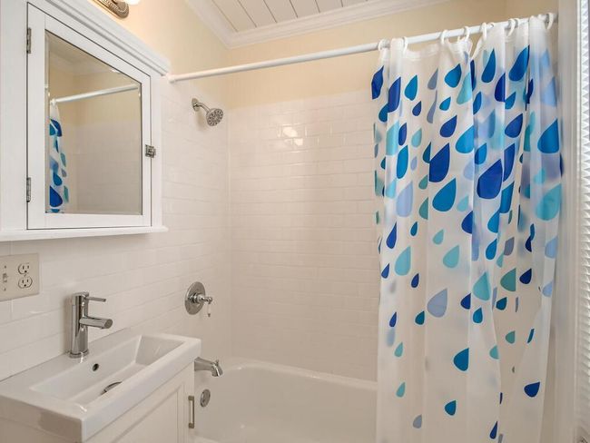 395 Charles Saint Paul 55103... NEW ceramic bath with beautiful subway tile | Image 10