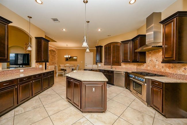 Beautiful Kitchen with Granite Counter Top and Patten Back Splash | Image 10