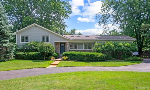 3290 Welch Rd, Commerce Township, MI, 48390-1568 | Card Image