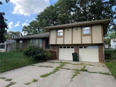 View of front facade with a 2 car garage and a front yard | Image 1