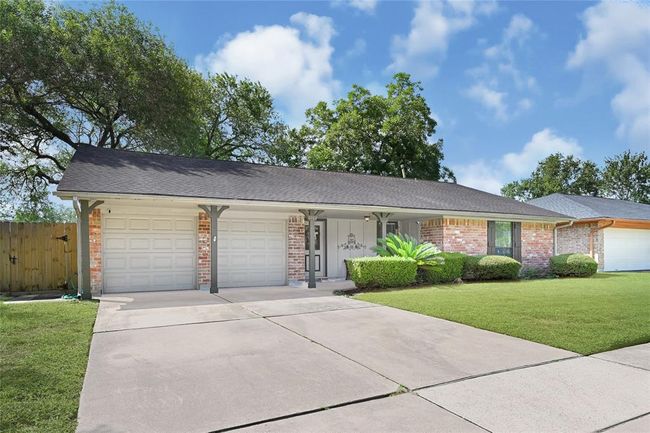 2703 Shady Creek Dr, House other with 3 bedrooms, 2 bathrooms and 2 parking in Pearland TX | Image 4