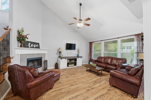 1121 Linden Dr, Burleson, TX, 76028-8403 | Card Image