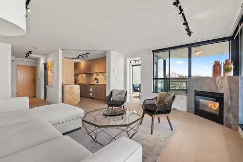 6d-328 Taylor Way, West Vancouver, BC, V7T2Y4 | Card Image