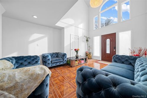 11 Locust Ave, Coram, NY, 11727-1147 | Card Image