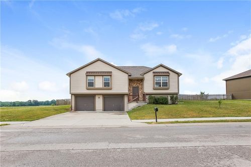 104 Golfview Dr, Pleasant Hill, MO, 64080-1018 | Card Image