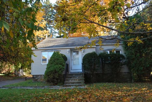 73 Yale Ave, Middlebury, CT, 06762-2715 | Card Image