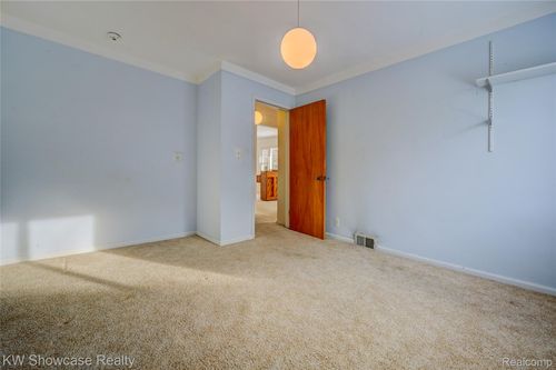 19443 Weyher St, Livonia, MI, 48152-2209 | Card Image