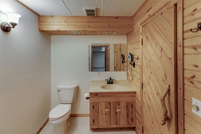 Lower Bathroom | Image 39