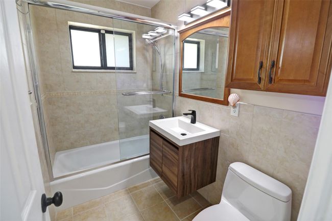 2141 Ne 49 Th St, House other with 3 bedrooms, 2 bathrooms and null parking in Lighthouse Point FL | Image 21