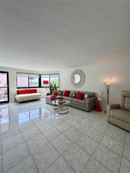 302-5-20850 San Simeon Way, Miami, FL, 33179-1889 | Card Image