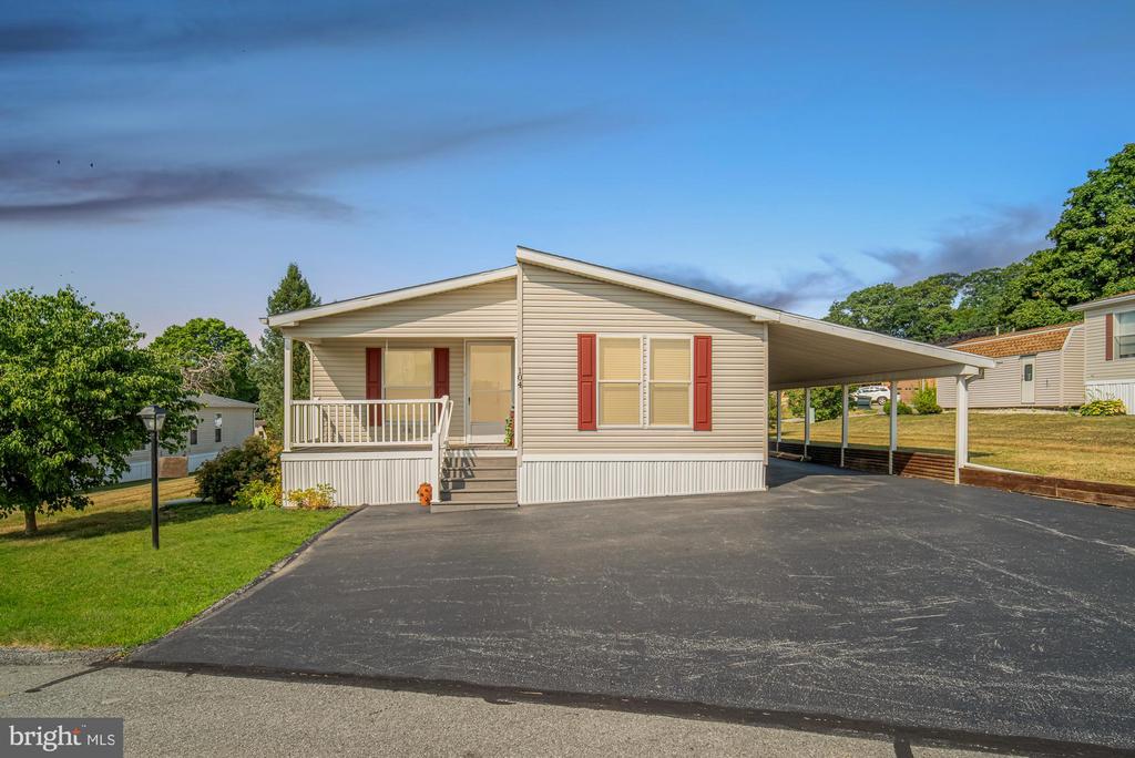 Lisa Cir, York, PA 17406