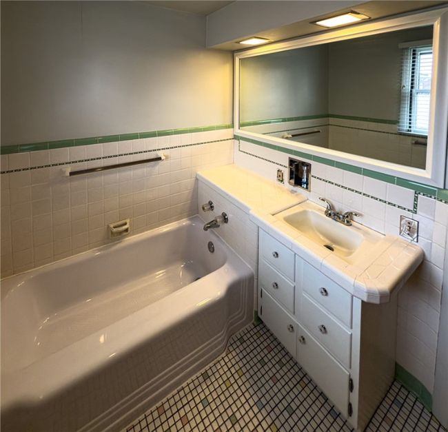 124 E Madison Ave, House other with 4 bedrooms, 2 bathrooms and null parking in Vandergrift PA | Image 17