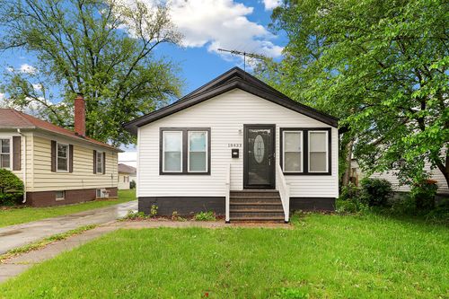 18433 Ridgewood Ave, Lansing, IL, 60438-3027 | Card Image