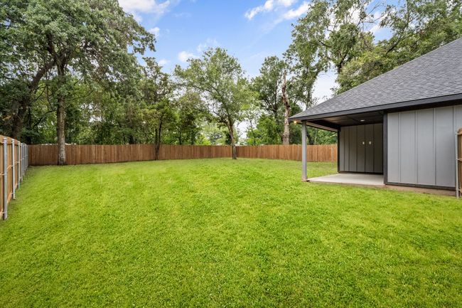 Spacious back yard, do you need to park your RV, or Boat, there is room. | Image 33
