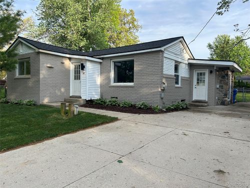 145 Danforth St, White Lake, MI, 48386-2411 | Card Image