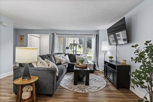 331 Preston Pky, Cambridge, ON, N3H4Z4 | Card Image