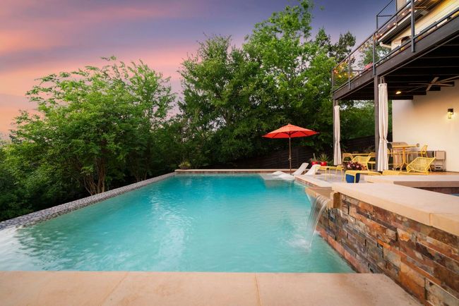 Just in time for summer, cool down in this 7ft pool which includes barstools! | Image 25