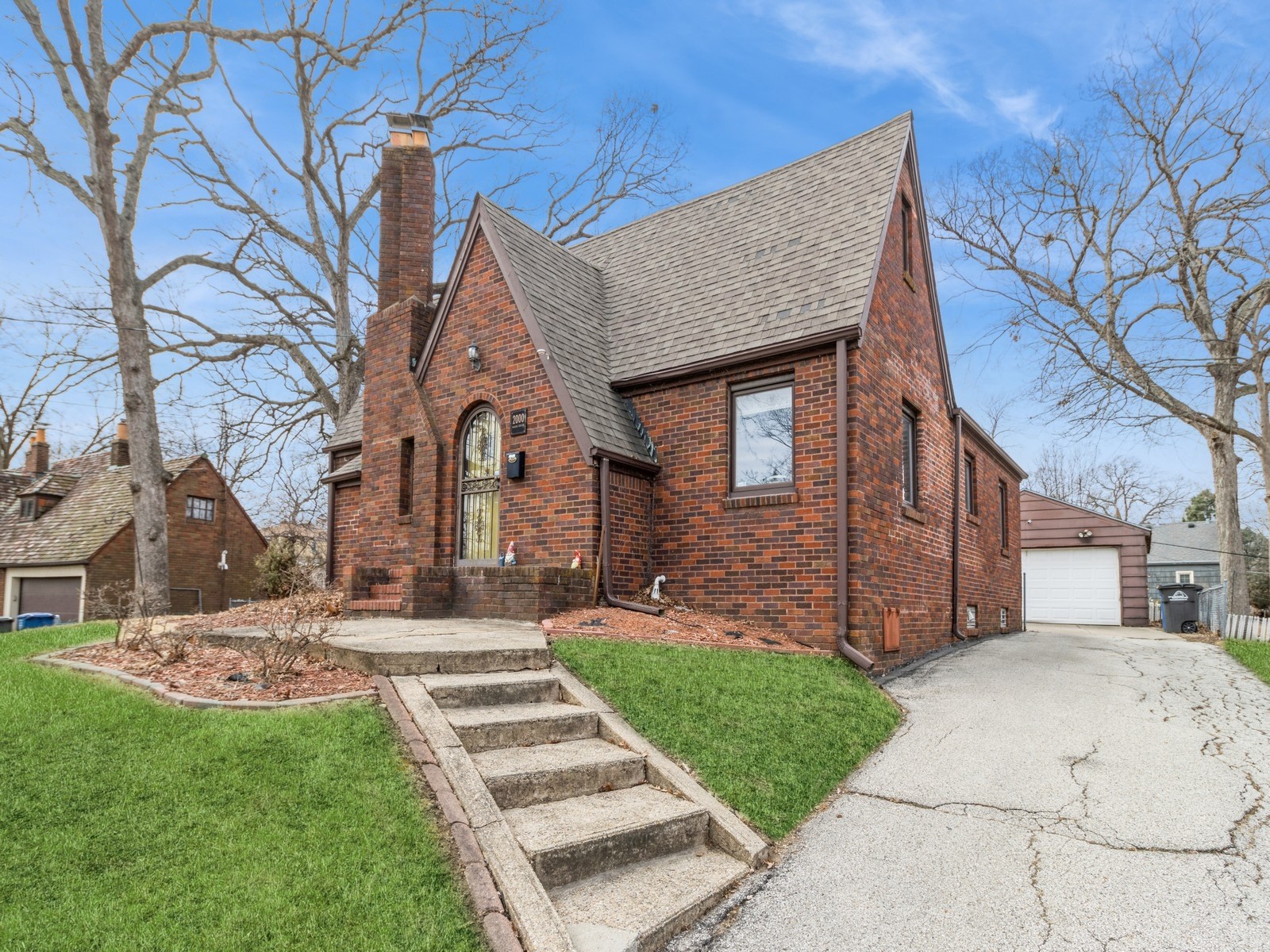 2000 Nash Drive, For Sale in Des Moines - Zoocasa