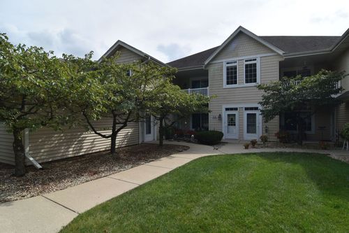 3986066 Autumn Woods Dr, Oconomowoc, WI, 53066-2188 | Card Image