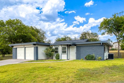 323 Cherrywood Ln, Live Oak, TX, 78233-2504 | Card Image
