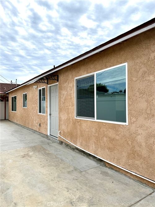 6515 White Oak Ave, Reseda, CA, 91335-6212 | Card Image