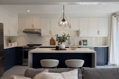 880 Isaac Phillips Way, Newmarket, ON, L3X2Y8 | Card Image