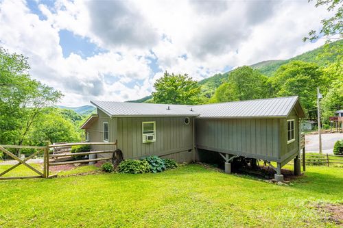131 Apple Blossom Ln, Maggie Valley, NC, 28751-8501 | Card Image