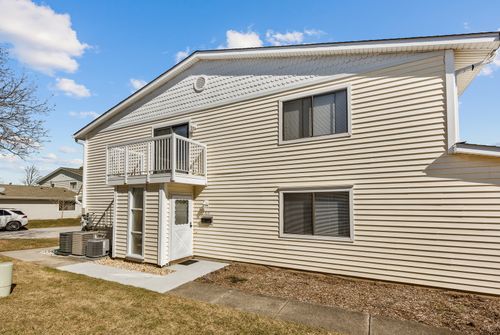 717-717 Whitesail Dr, Schaumburg, IL, 60194-3633 | Card Image