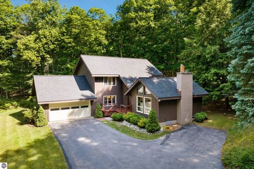 8676 Fairway Dr, Beulah, MI, 49617-9279 | Card Image