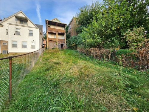 639 Pine St, Ambridge, PA, 15003-1775 | Card Image