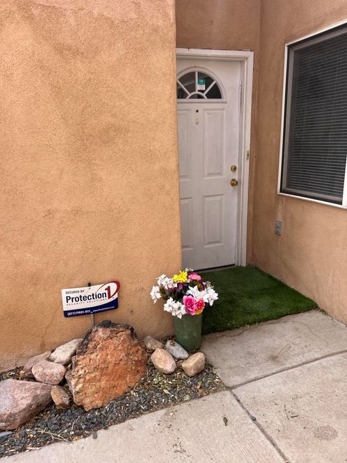 621 Desert Dr, Albuquerque, NM, 87105-3211 | Card Image