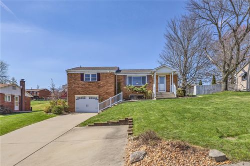 124 Sunrise Dr, Irwin, PA, 15642-9438 | Card Image