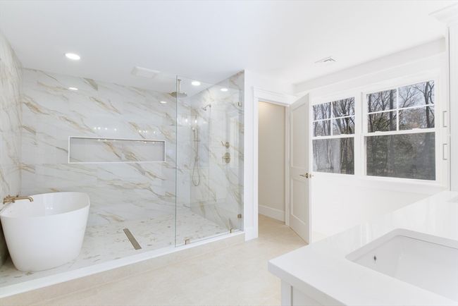 116 Winthrop St, House other with 4 bedrooms, 4 bathrooms and 6 parking in Medway MA | Image 35