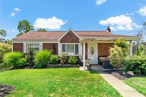 818 Alberta Dr, West Mifflin, PA, 15122-3204 | Card Image