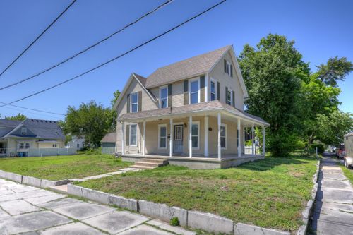 813 Lyon St, Carthage, MO, 64836-2235 | Card Image