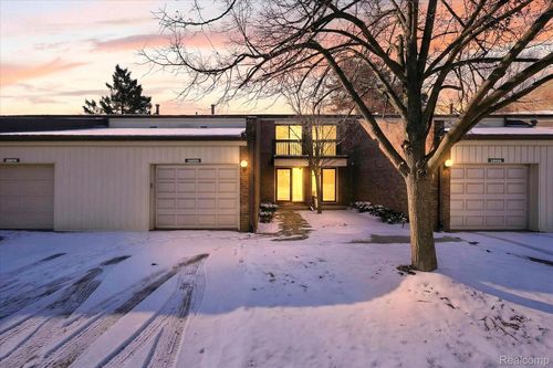 18268 University Park Dr, Livonia, MI, 48152-2626 | Card Image