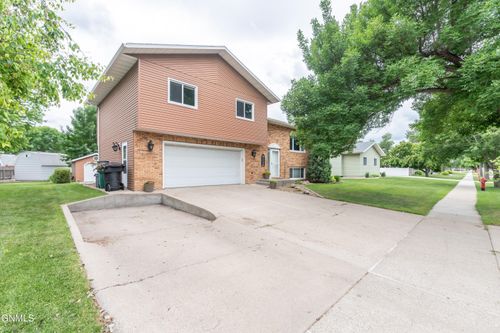 615 Wachter Avenue E, Bismarck, ND, 58504 | Card Image