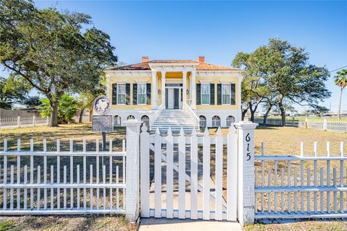 615 S Church St, Rockport, TX, 78382-2513 | Card Image