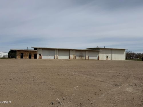 3306 1st Ave W, Williston, ND, 58801-3018 | Card Image